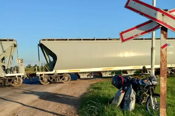 Una pareja de Victoria que viajaban en moto chocaron contra un tren
