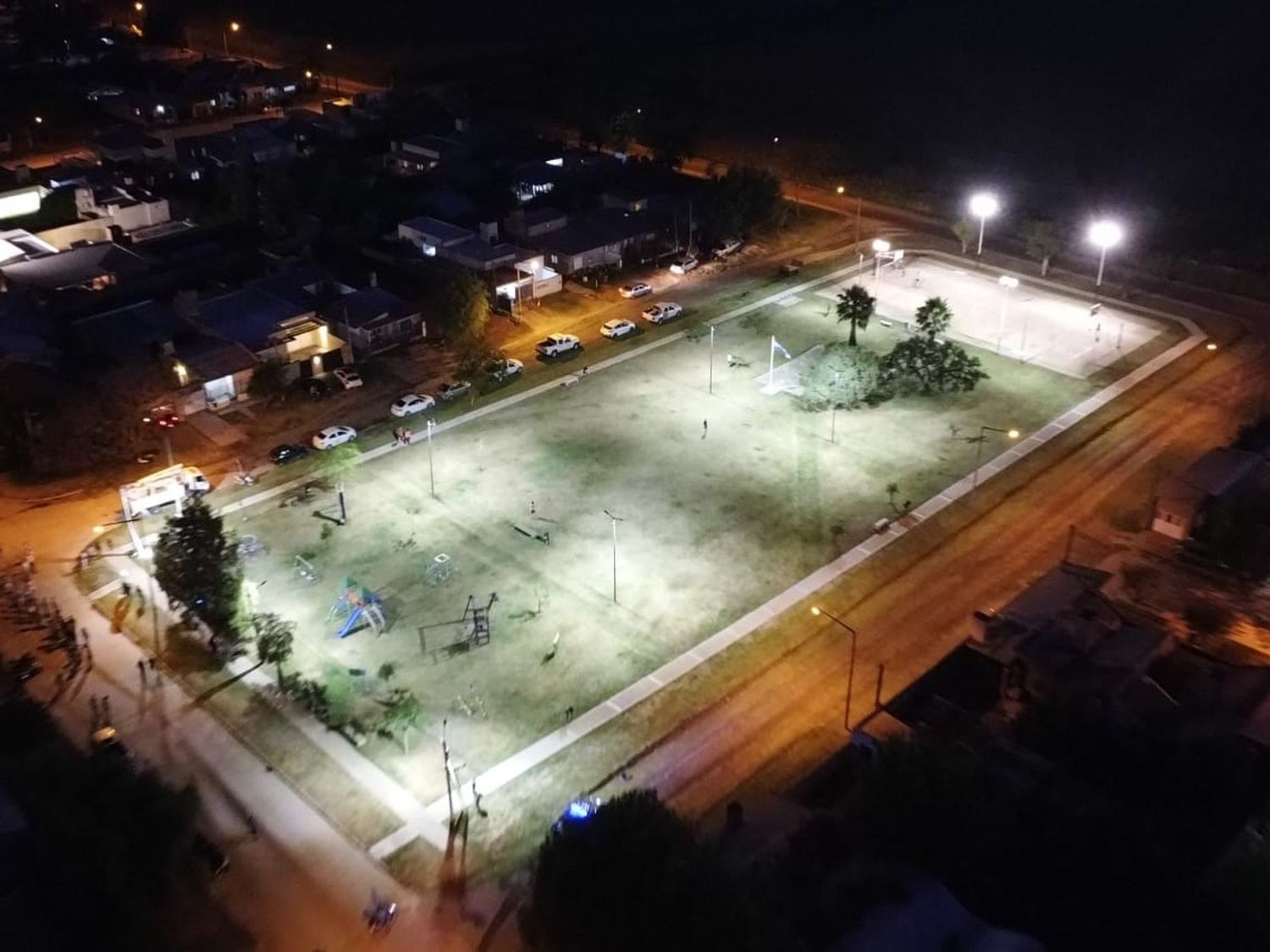 Nueva luminaria en la plaza Juana Azurduy. Crédito: Prensa MVT.