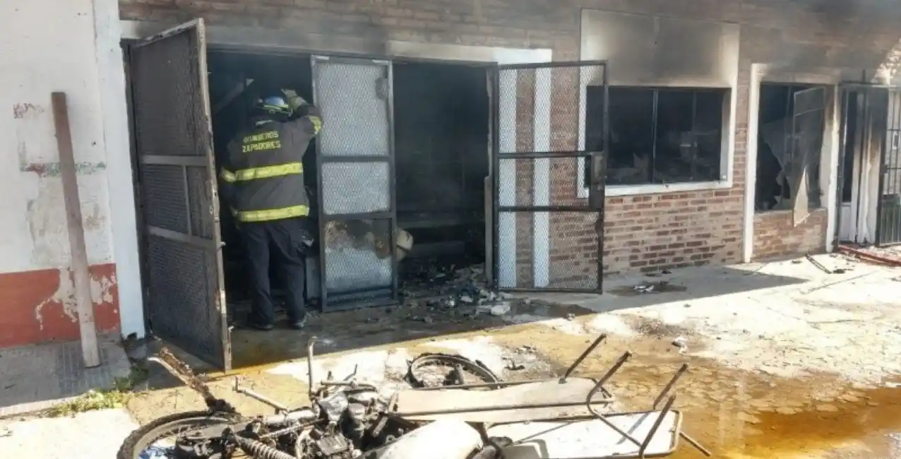 Se incendió una casa y un almacén de barrio Toba