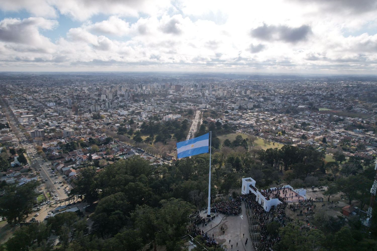 El Mástil del Bicentenario, inaugurado el 20 de junio de 2023, se ha convertido en un símbolo destacado del paisaje urbano.