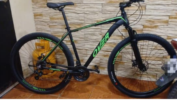 Delincuentes saltaron del techo de una vivienda y robaron una bicicleta