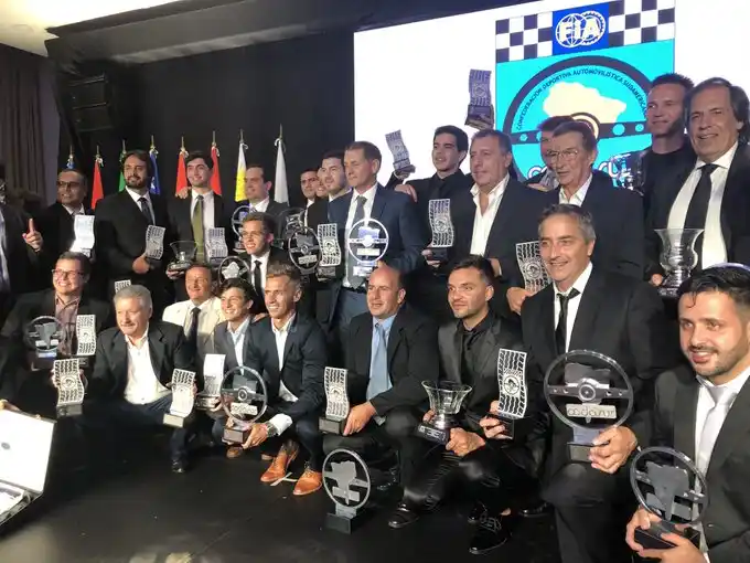 Leonel Pernía, premiado como campeón sudamericano