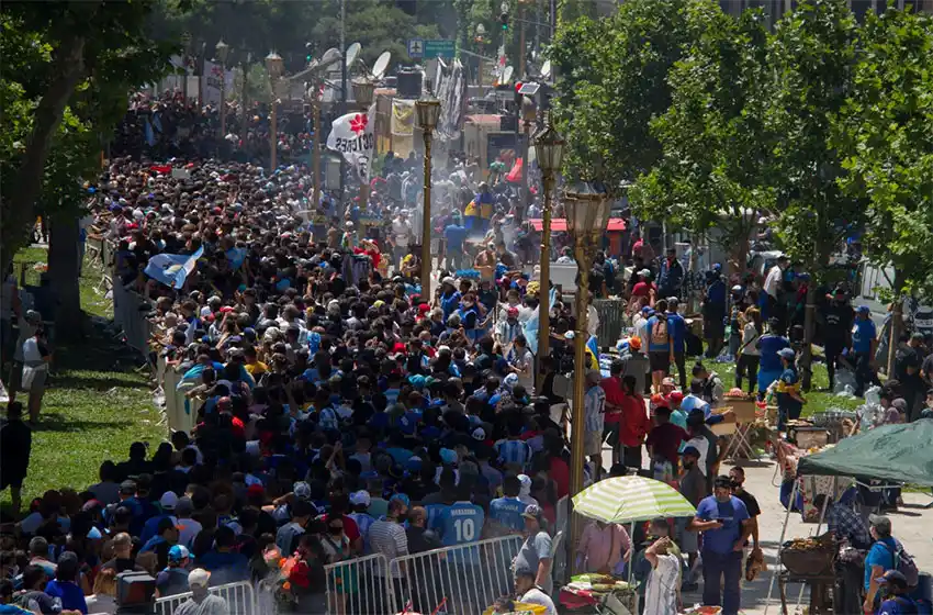 No entrará más gente al velatorio de Maradona y comenzaron los incidentes