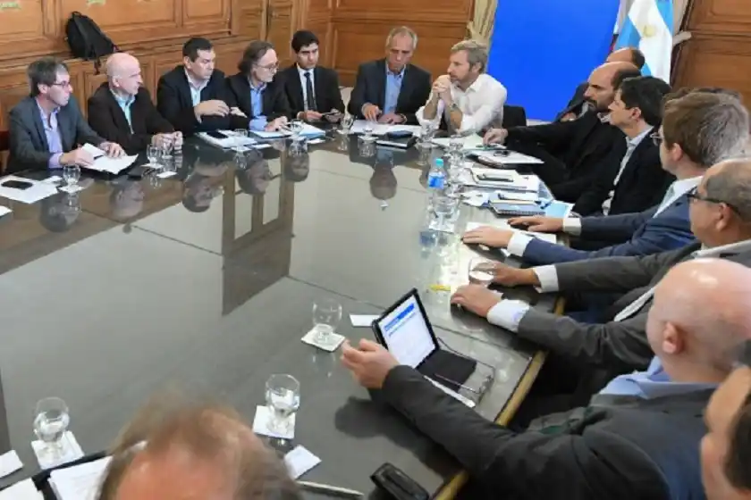 Ministros provinciales presionan al Gobierno para incorporar aumento en bienes personales al presupuesto