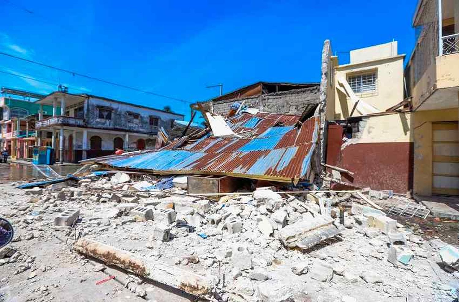 Terremoto en Haití: ya son casi 1.300 los muertos y siguen buscando a cientos de personas atrapadas