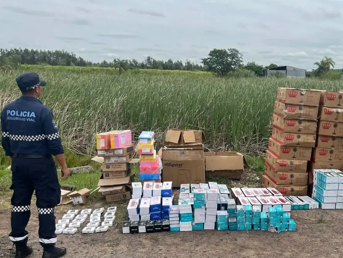 Un efectivo de la Policía de Seguridad Vial de Formosa supervisa el secuestro de una gran cantidad de mercadería extranjera sin aval aduanero, compuesta por cajas de electrodomésticos y diversos productos hallados en un operativo en la provincia.