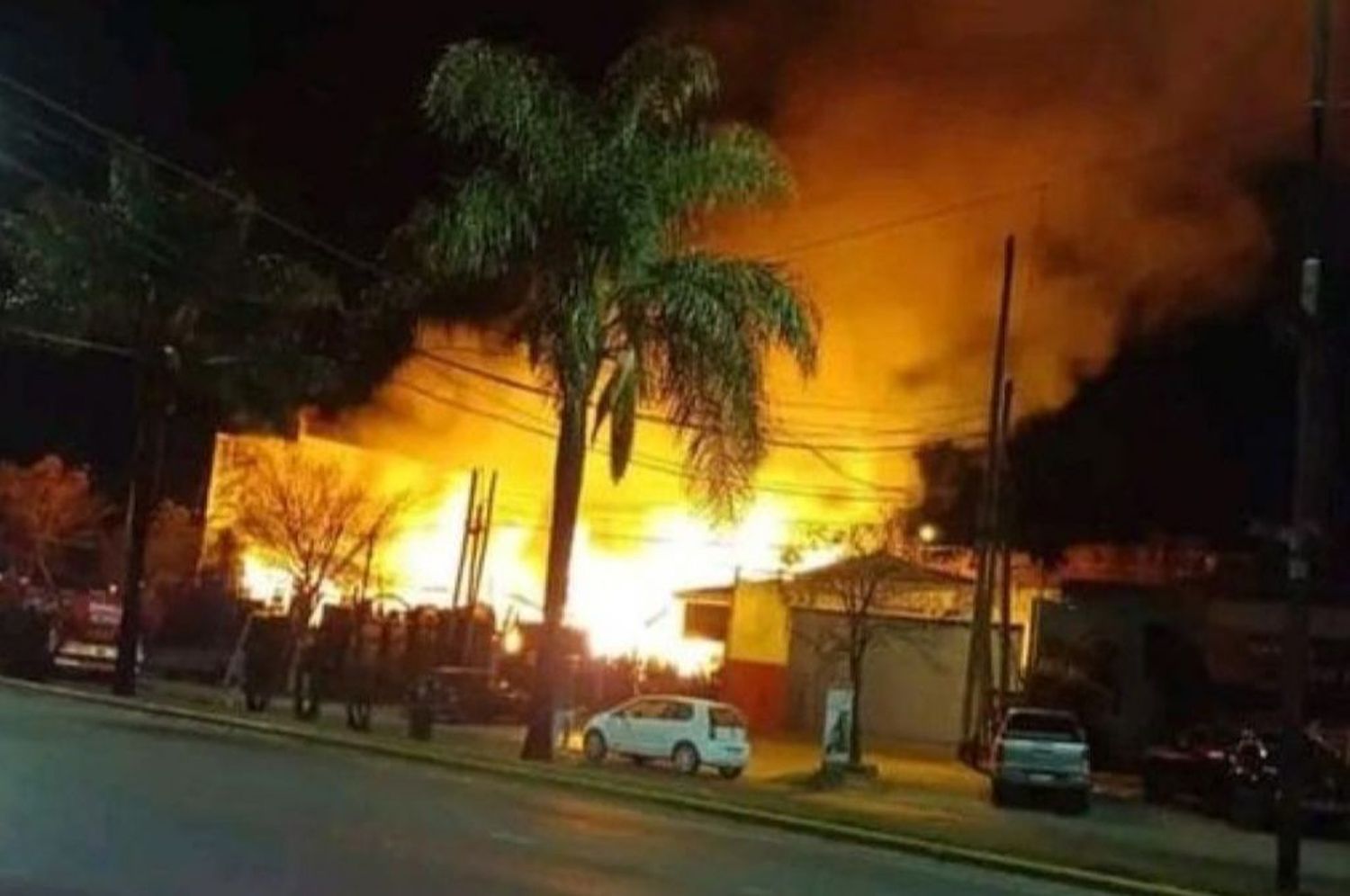 Se incendió una fábrica de muebles en Ezeiza