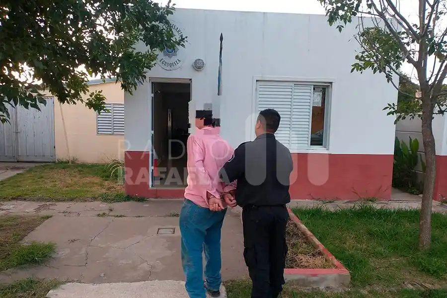 Comenzó a molestar en una fiesta, golpeó a dos policías e intentó huir: acabó detenido