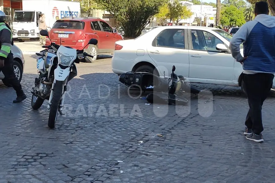 Caos en pleno centro de la ciudad por un accidente: una moto impactó de lleno contra un auto