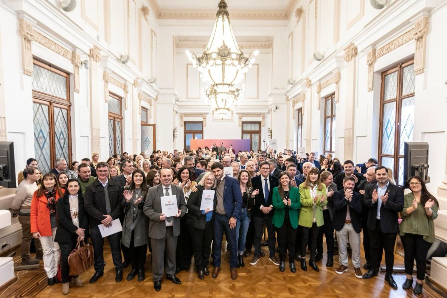 Pullaro junto a intendentes y presidentes comunales tras la firma del convenio.