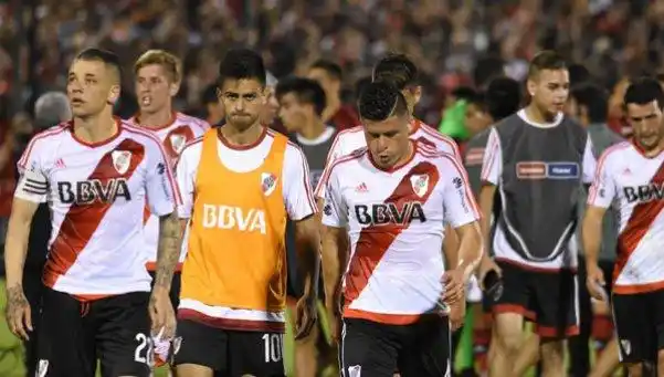 Newells le ganó a River con un penal dudoso y lo bajó del tren