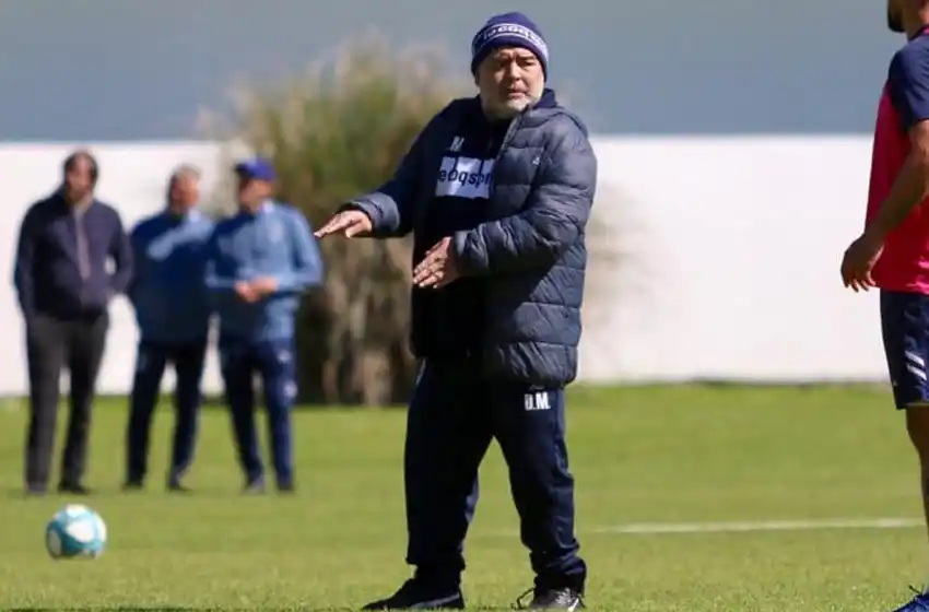 Después de la ausencia con aviso, Maradona volvió a dirigir la práctica de Gimnasia