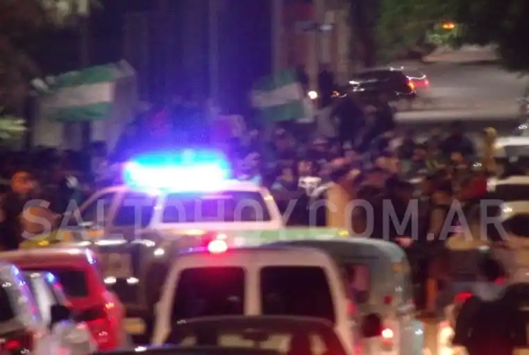 Graves incidentes en el clásico de la Liga de Fútbol de Salto generaron destrozos y cortocircuitos en el Gobierno local