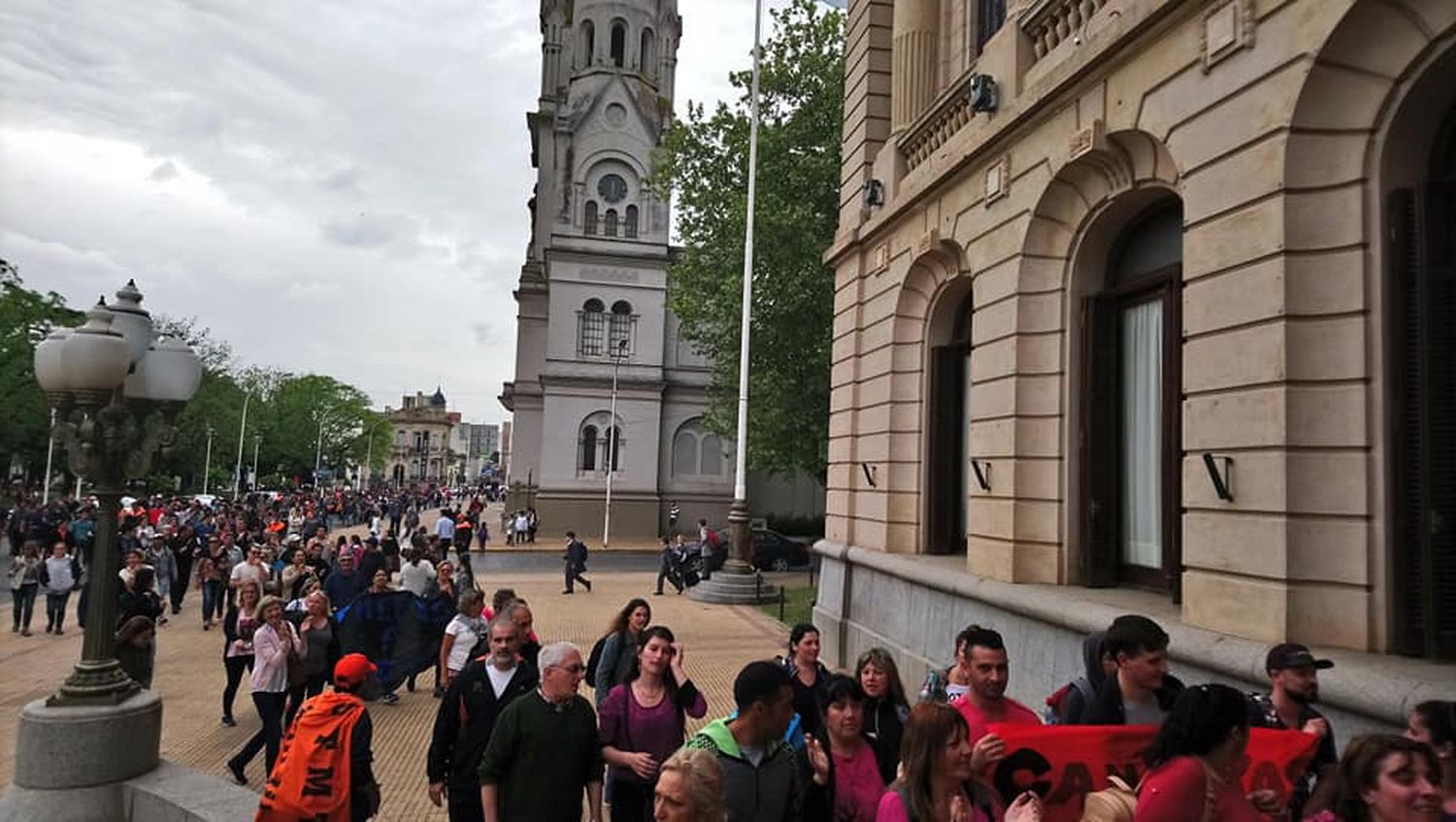 Los trabajadores municipales cumplieron la segunda jornada de paro y se movilizaron hacia el Municipio