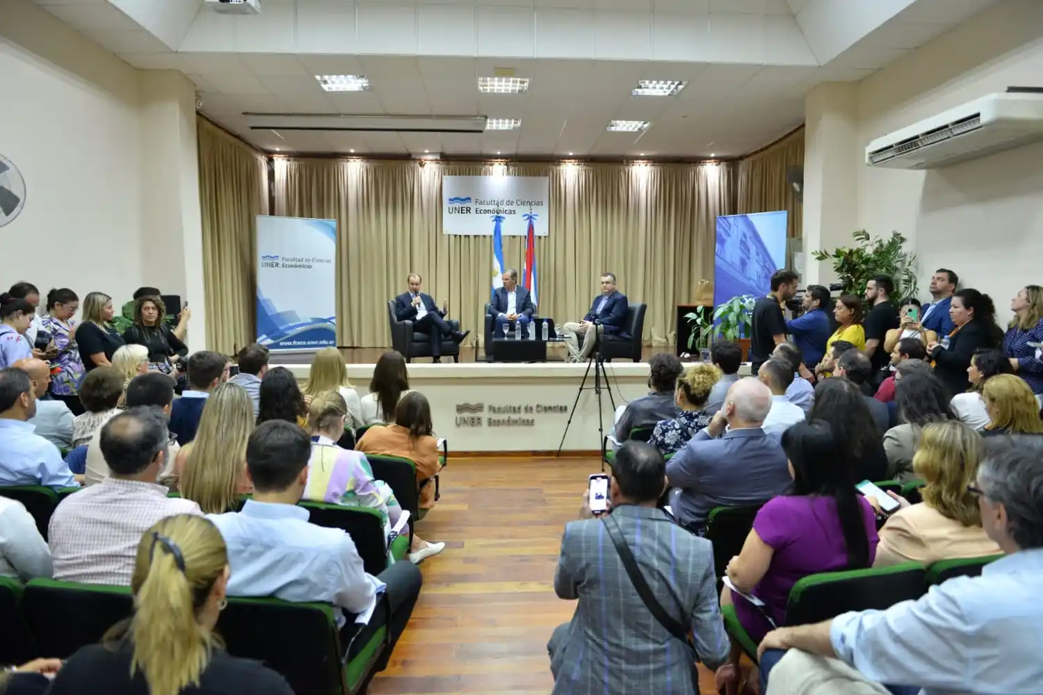 Bordet y Bahl participaron del Ciclo de Conferencias de la UNER