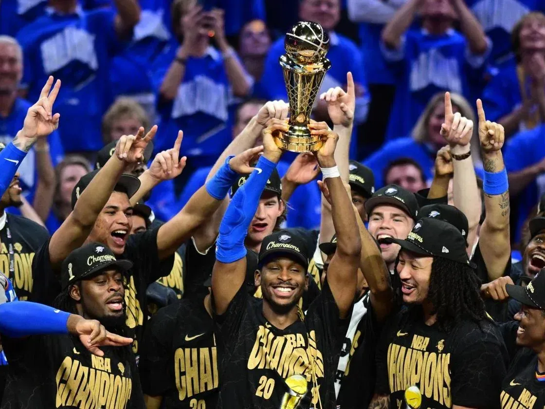 Shai Gilgeous-Alexander levanta el trofeo de campeones de la NBA . Foto:Reuters