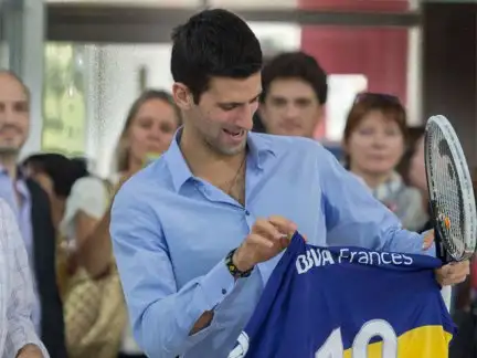 A Djokovic le regalaron la camiseta de Boca pero él quería “la del Papa”