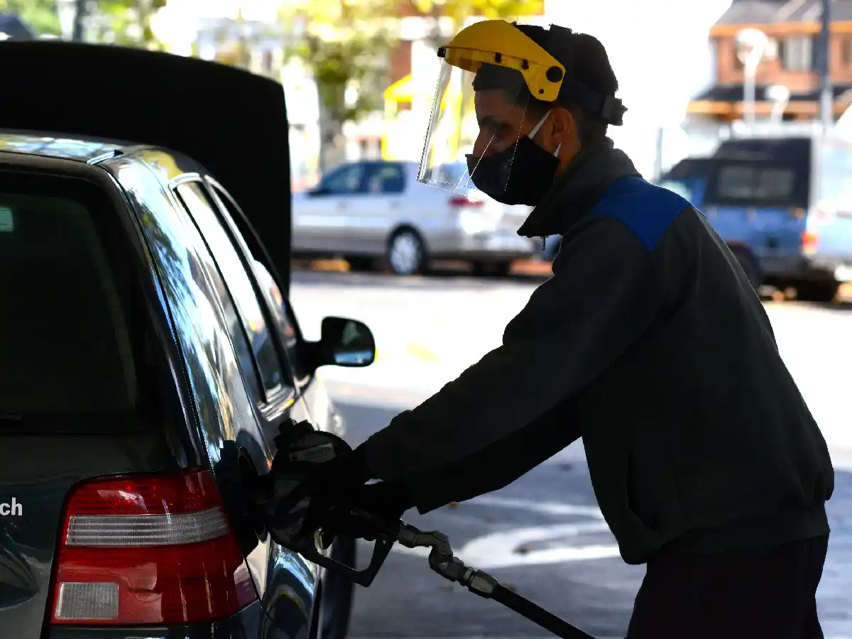 El Gobierno subirá 7% el valor de los combustibles por pedido de YPF