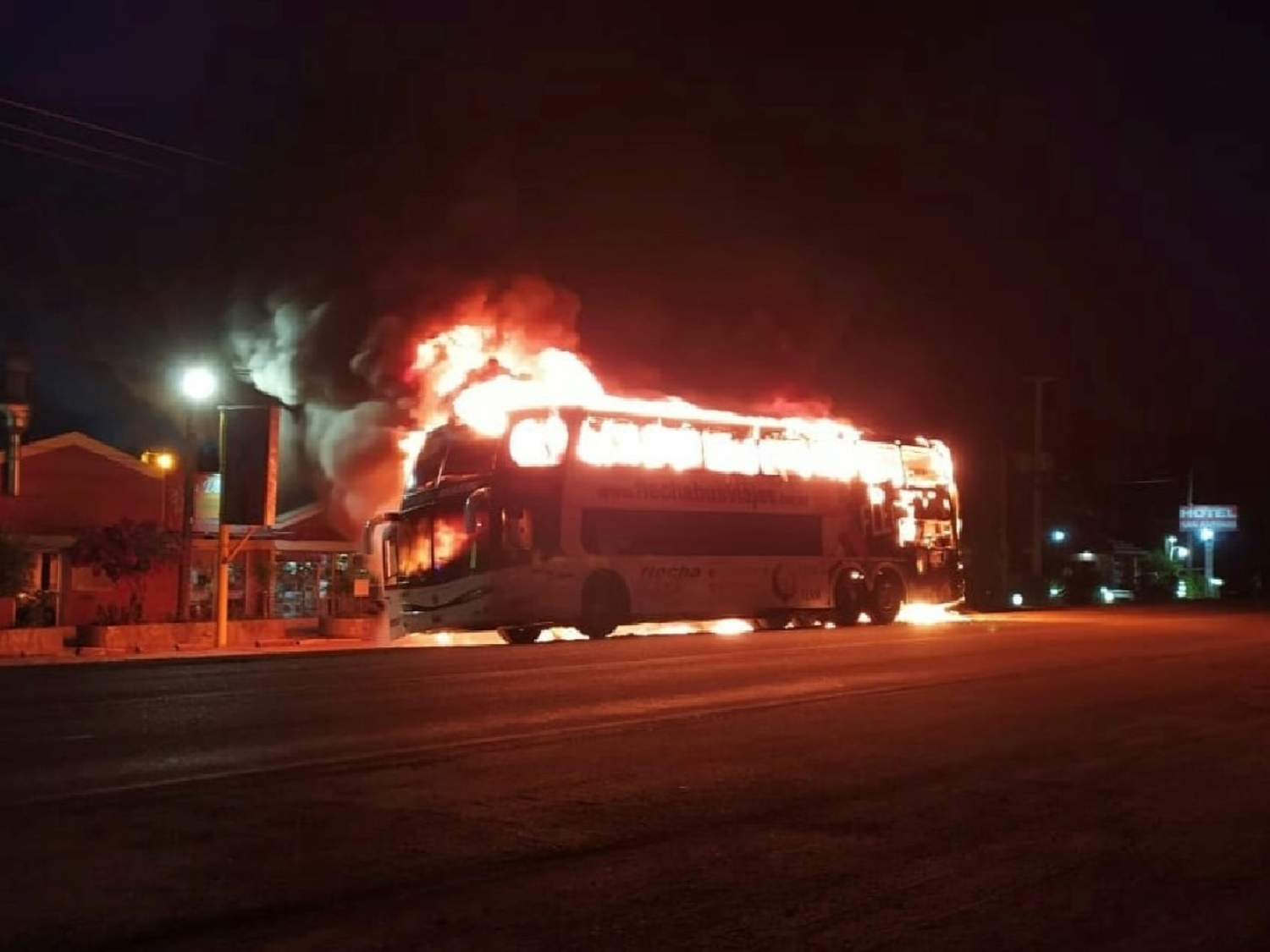 Un micro se incendió en la Ruta 34 y los pasajeros denuncian mentiras de la empresa