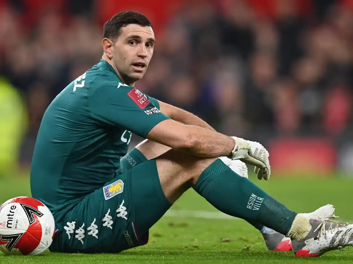 "Dibu" Martínez arrastra una lesión y preocupa en la selección