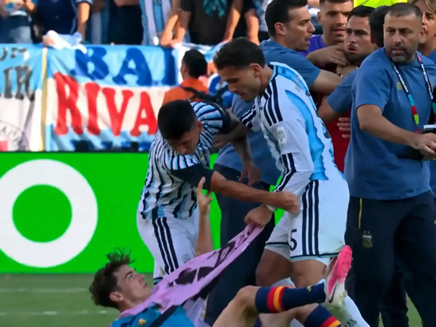 Paredes explotó de bronca tras la final: golpeó a Éric García y Gavi en pleno festejo de España
