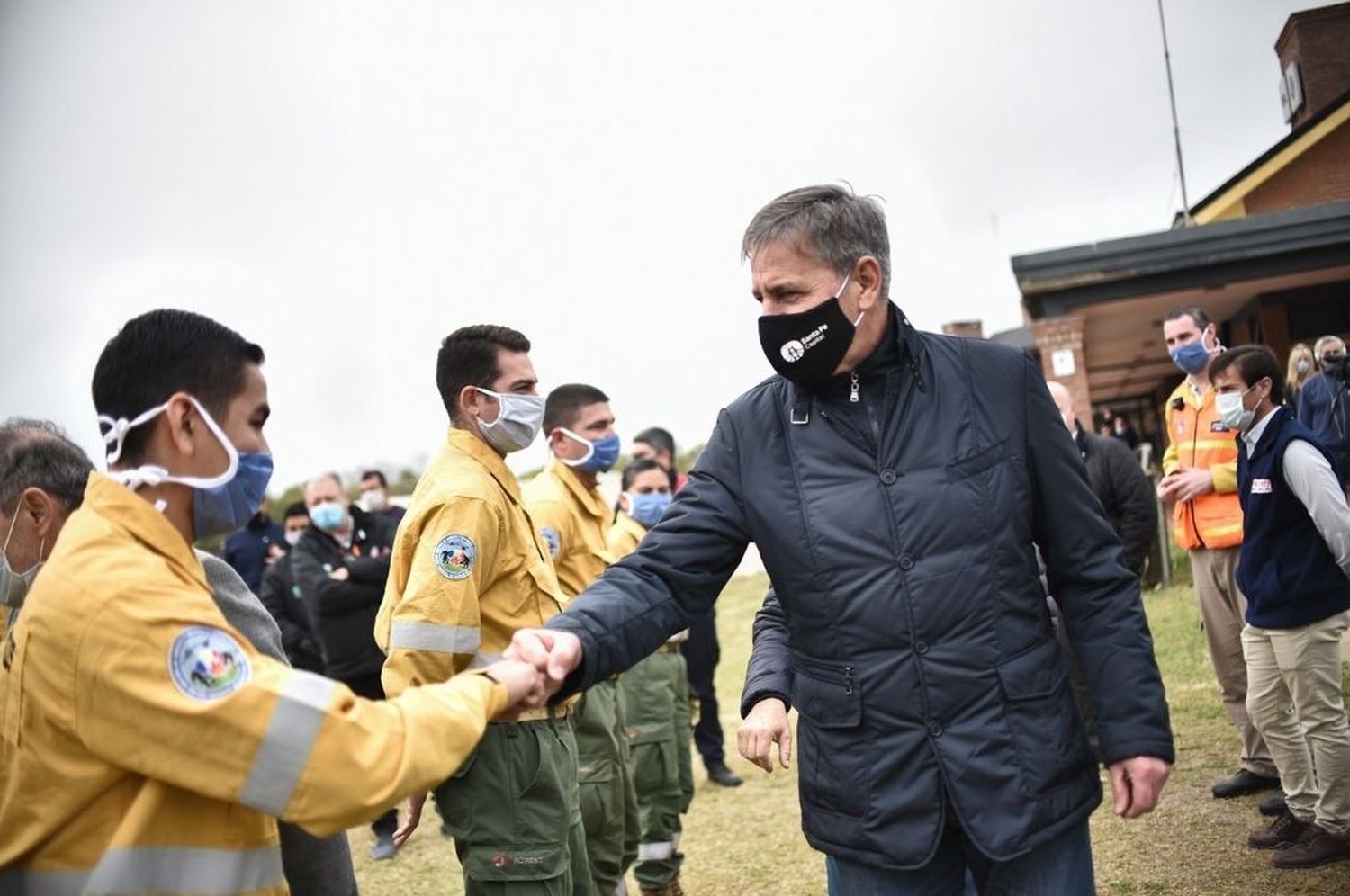 El intendente visitó la base de operaciones destinada a combatir los incendios en las islas