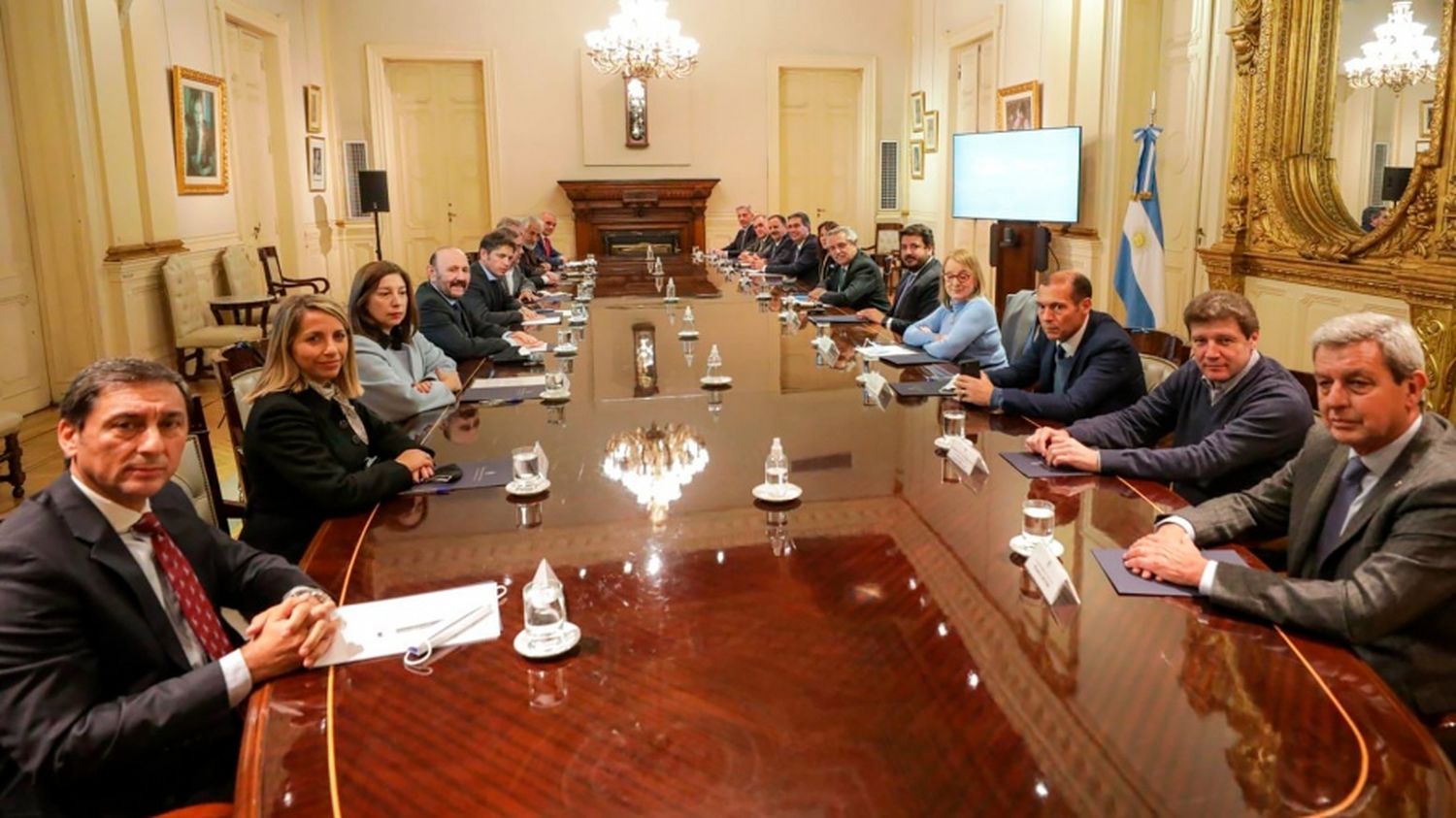 En una "áspera" reunión con gobernadores del PJ, el Presidente prometió "tomar las medidas pertinentes" ante la crisis cambiaria