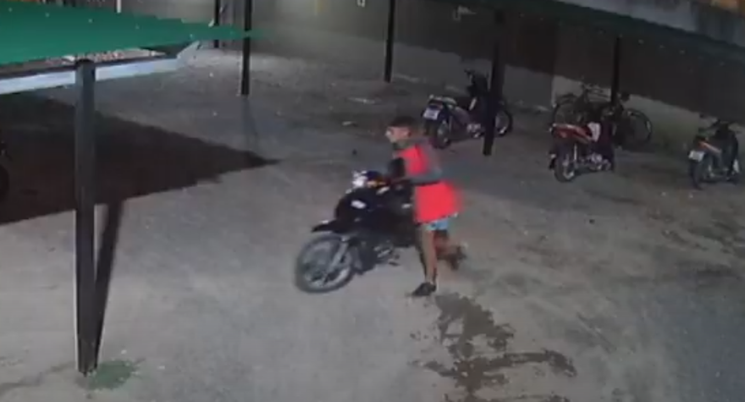 [VIDEO] Delincuente robó una moto del estacionamiento del personal del Hospital Sadiv