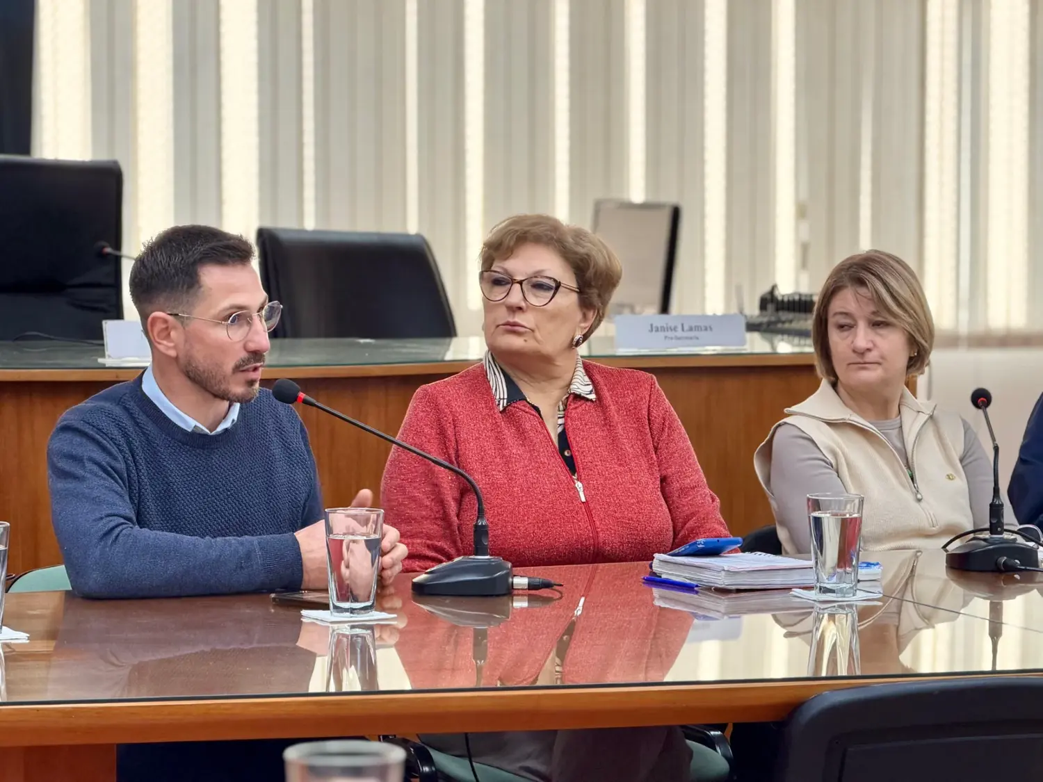 Aversa explicó en el Concejo la situación del transporte adaptado: funciona el 50% de la flota municipal