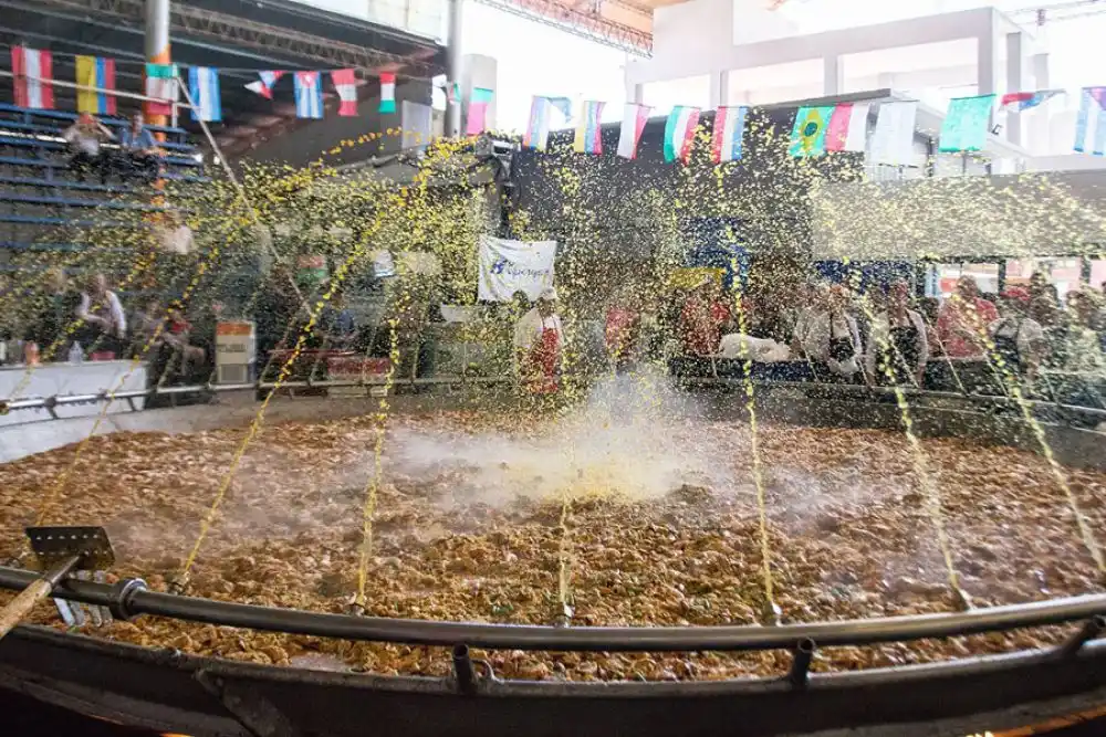 Villa Gesell se prepara para el fin de semana largo con su tradicional "gran paella de la amistad"