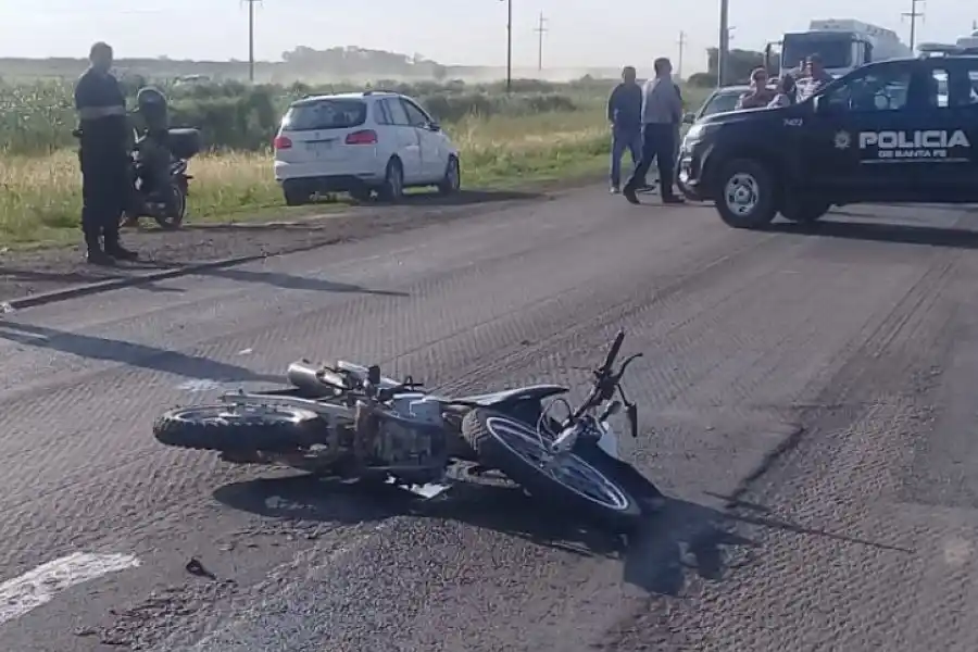 Corría picadas en moto, no pudo frenar y se “estampó” contra la rotonda de acceso a Rafaela