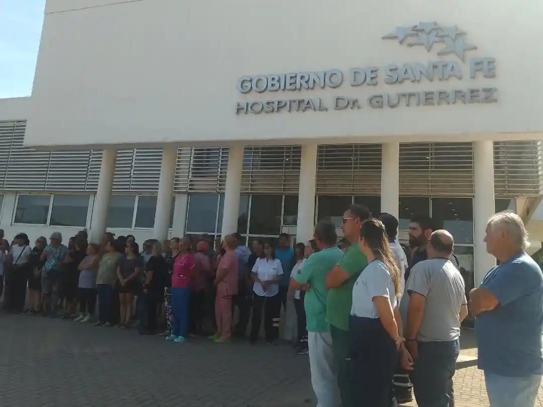 Frente al Hospital Gutiérrez el personal de salud despidió al reconocido médico. Foto: Gentileza Matías Calvi
