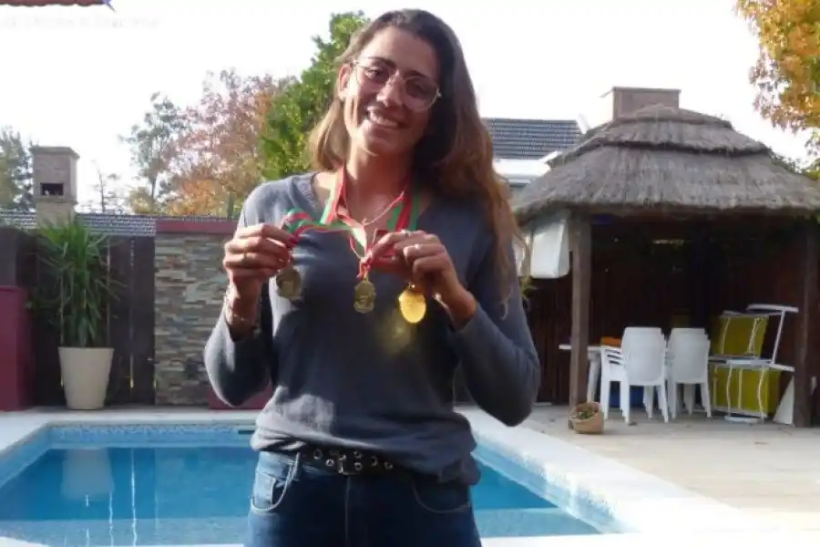 Candela Gentinetta volvió a Rafaela con una gran sonrisa y tres medallas en su cuello