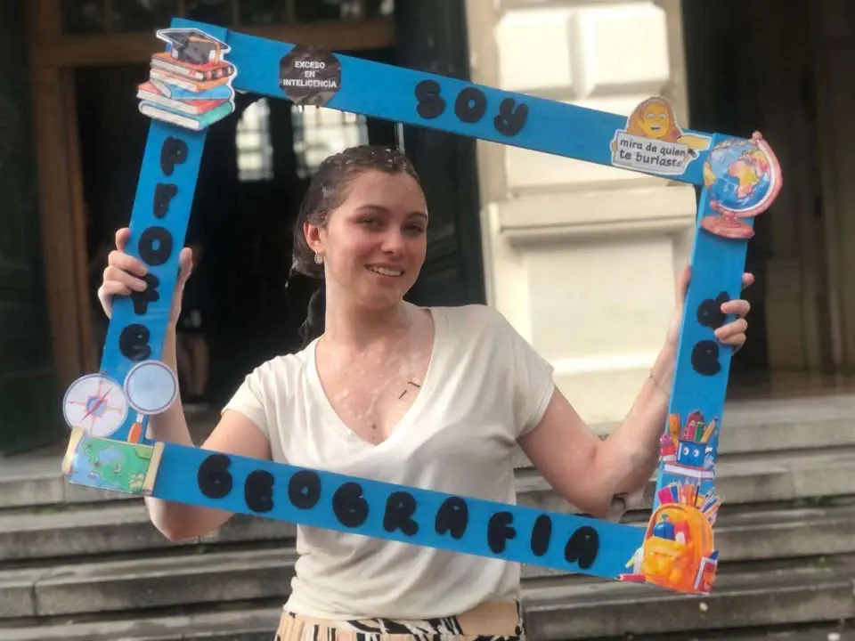 Martina De Paoli se recibió como profe de Geografía