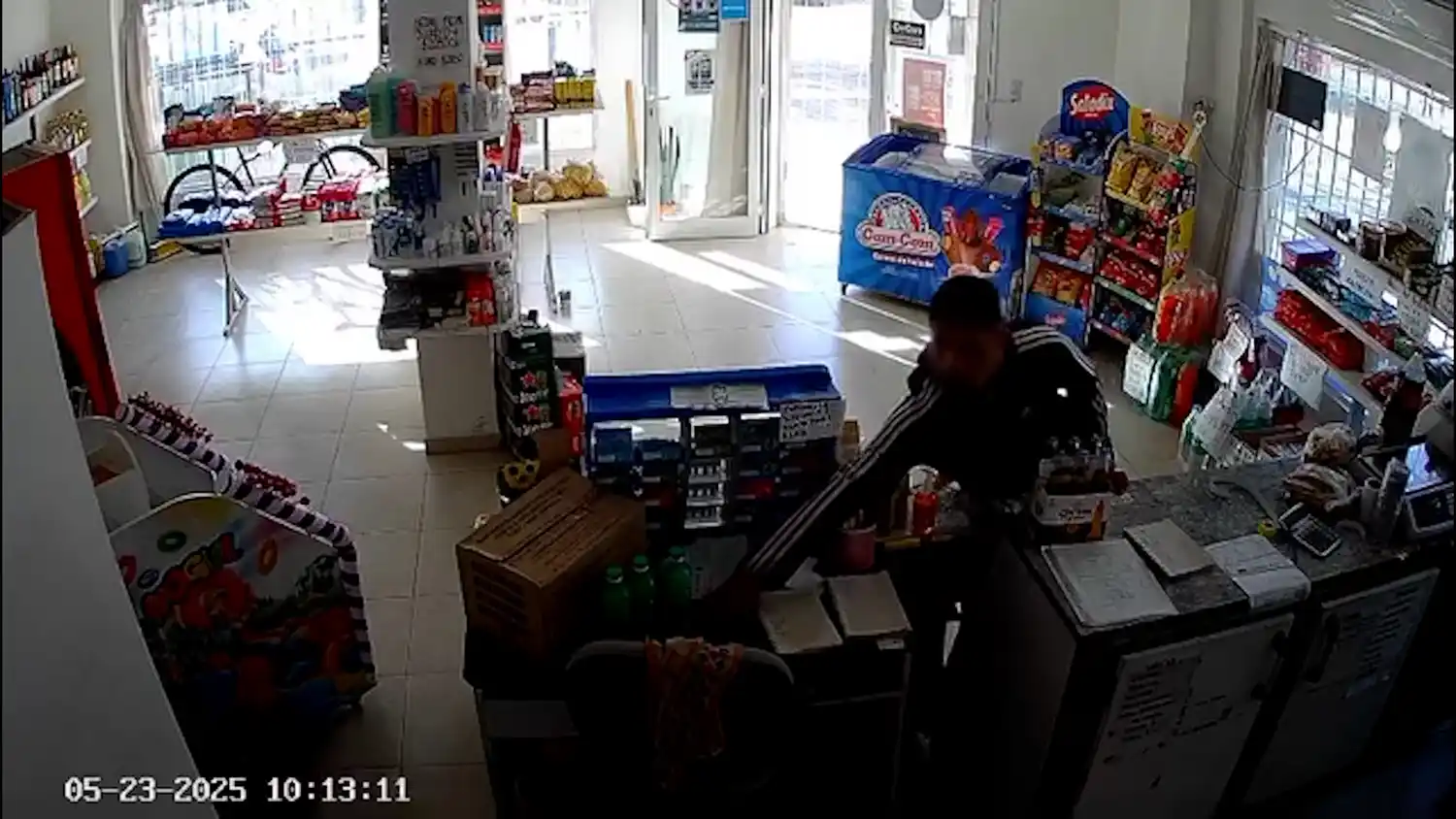 VIDEO | Ingresó a un kiosco, aprovechó un descuido de dos segundos y se llevó un teléfono celular