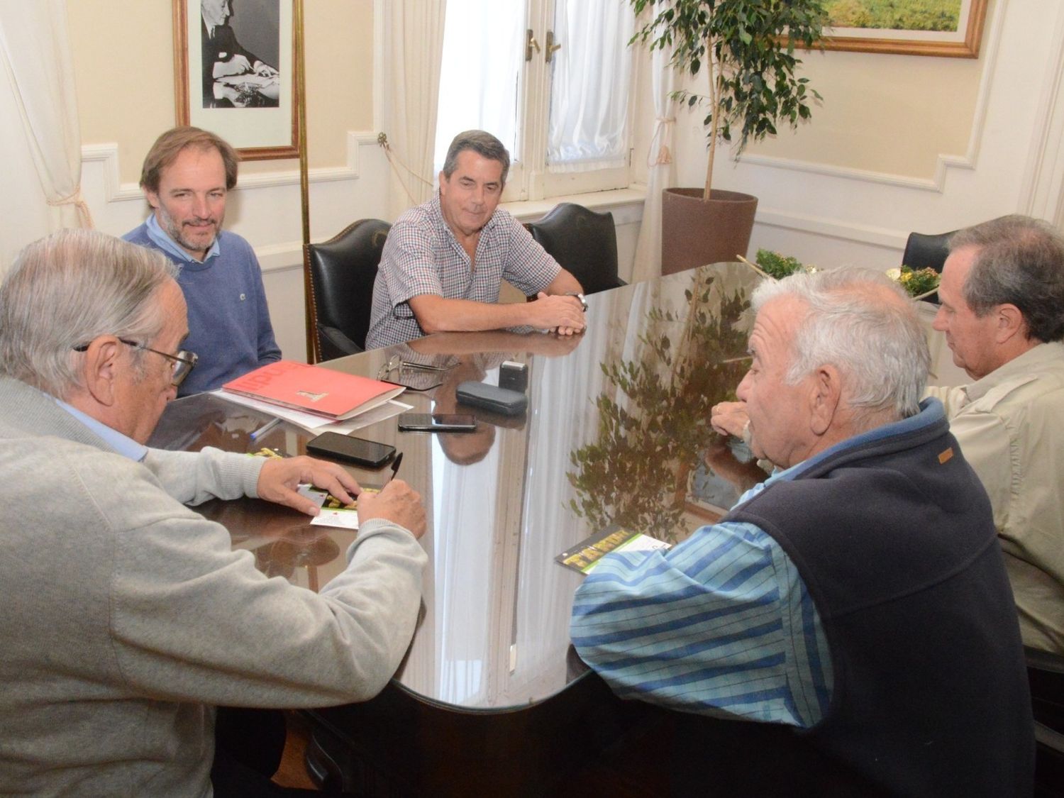 El Municipio firmó el contrato de concesión del mantenimiento de caminos rurales