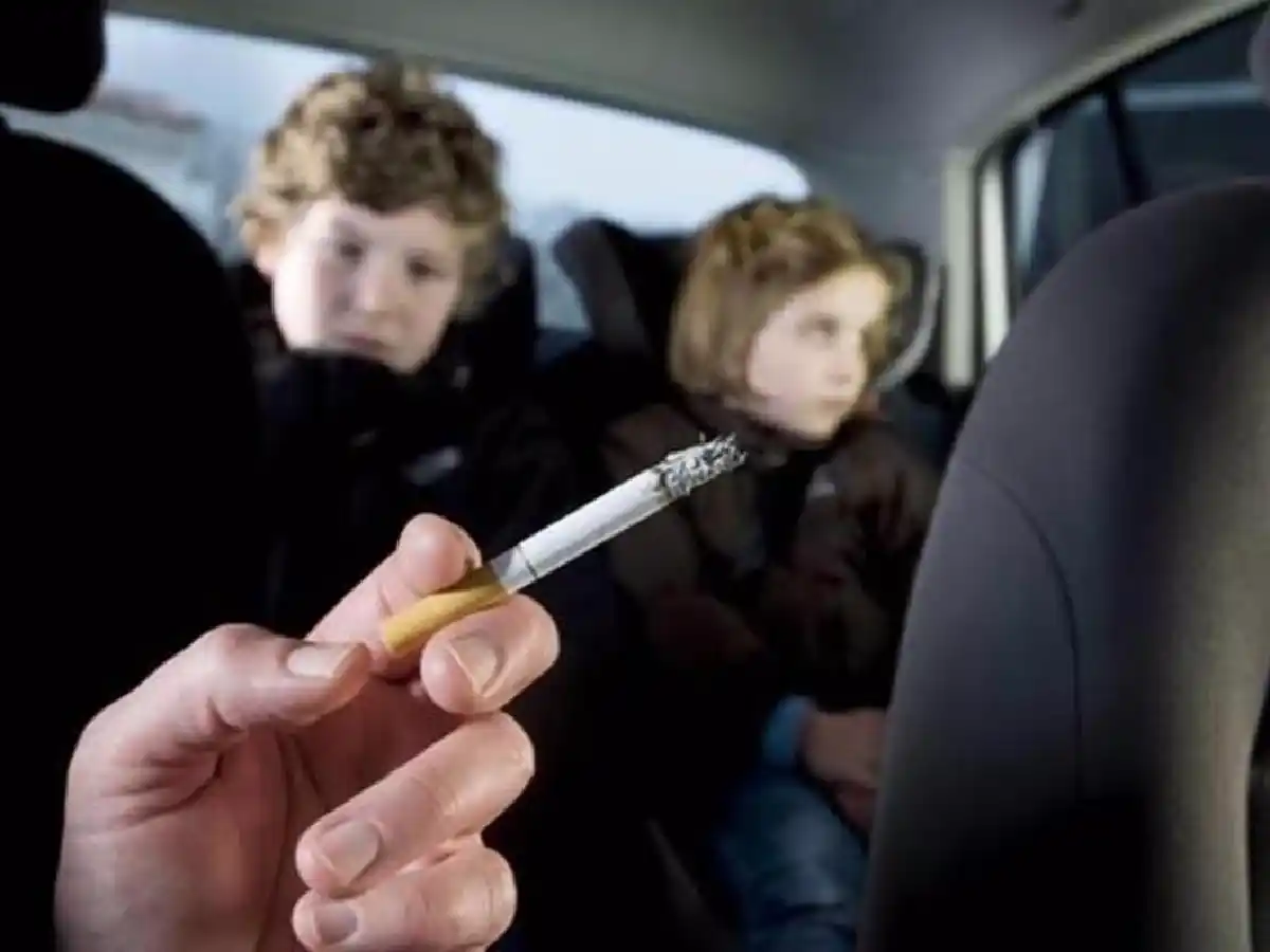 Niños fumadores pasivos: el peligro del humo invisible