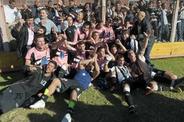 Fénix venció a Español y ascendió a la Primera B Metropolitana