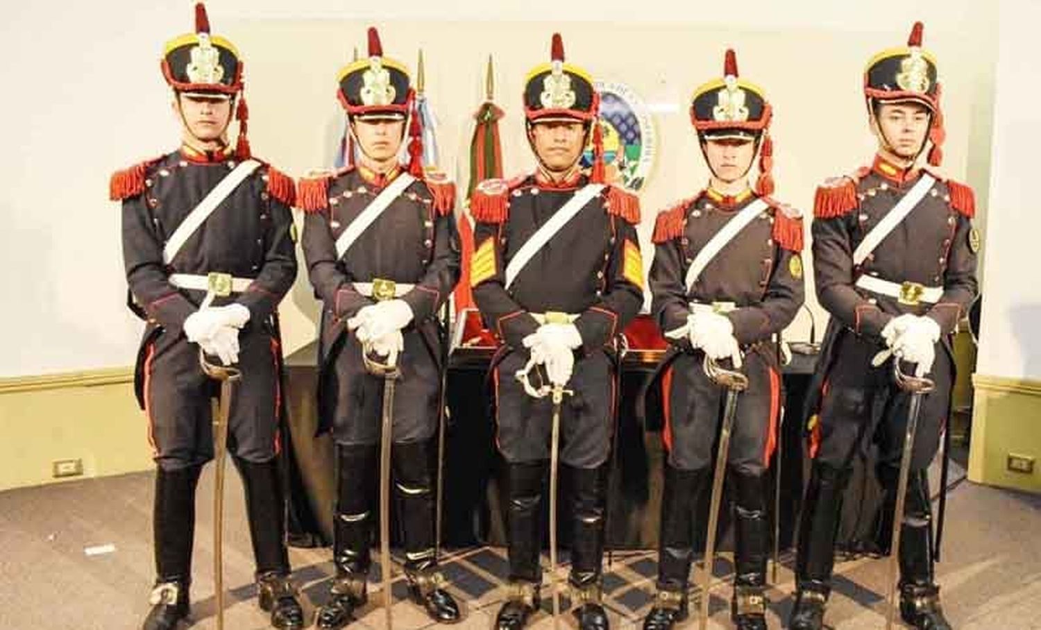 Los Granaderos izarán la bandera en la Plaza 25 de Mayo