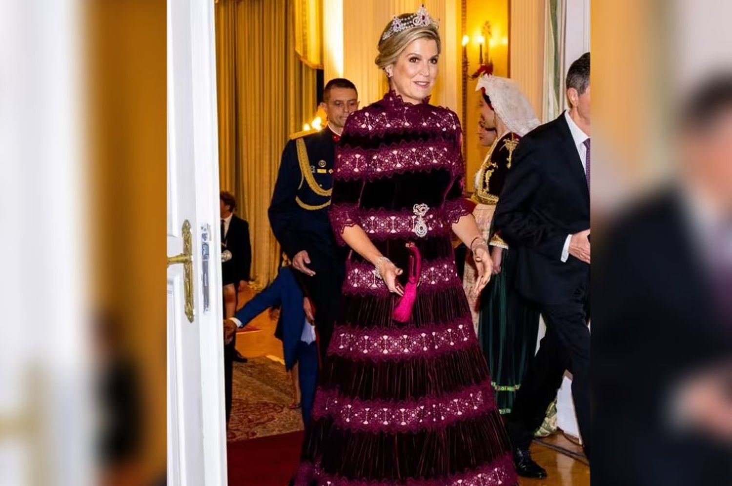 Con un imponente vestido y una tiara de diamantes, Máxima Zorreguieta deslumbró con su elegancia en Grecia