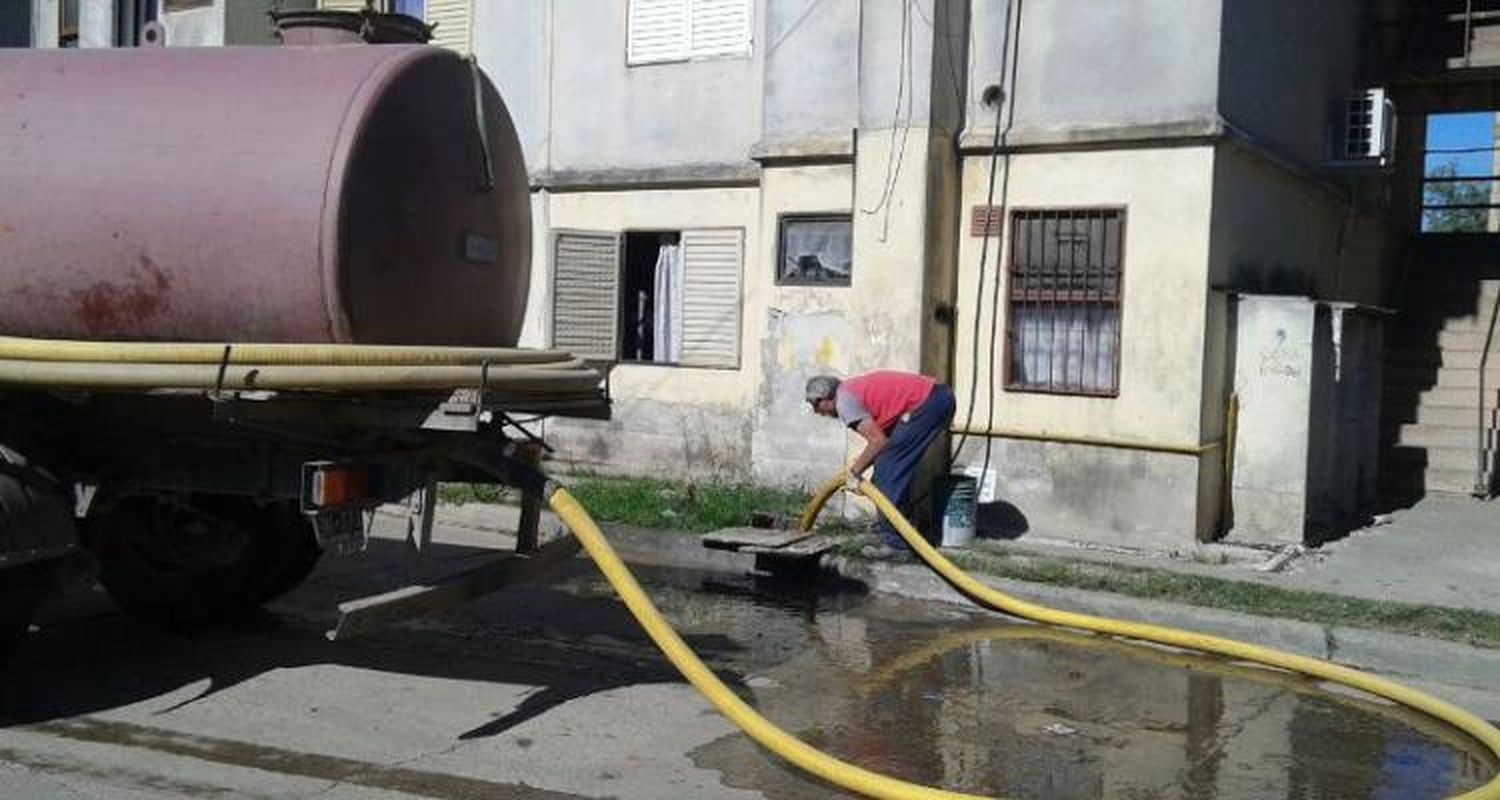 Tras protesta de vecinos, Obras Públicas destapó cloacas en el Fonavi II