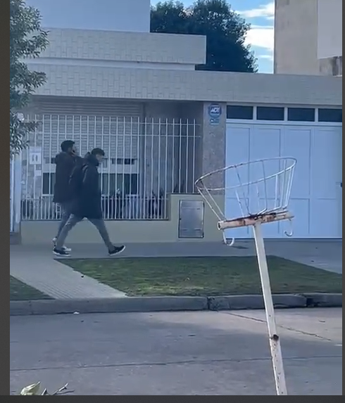 El momento en que los ladrones se retiran caminando luego de cometer el robo.