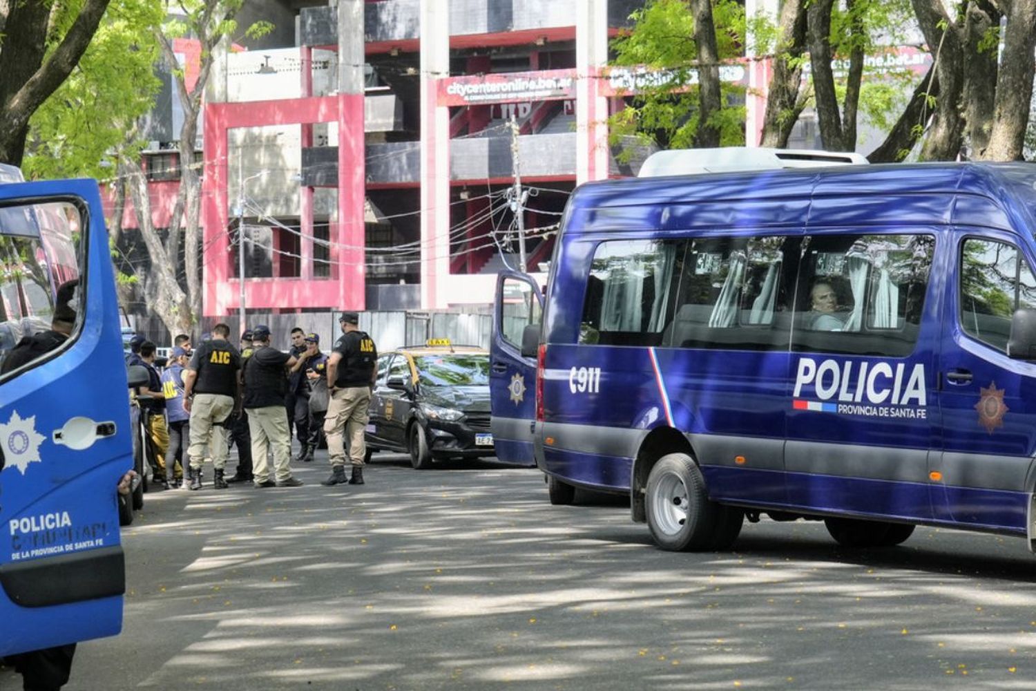 Algunos hinchas del Sabalero buscaron interrumpir el partido subiéndose al alambrada en el Coloso del Parque.