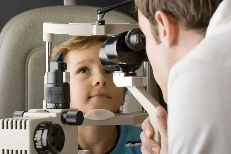 El uso de dispositivos en niños podría ocasionar daños visuales