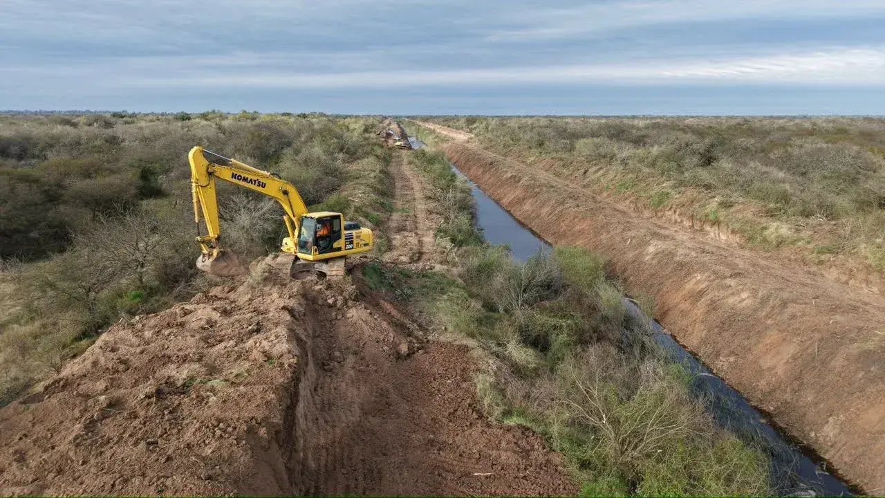 Comenzó la limpieza del Canal Malaquías como parte de un plan para intervenir 352 kilómetros en el centro santafesino