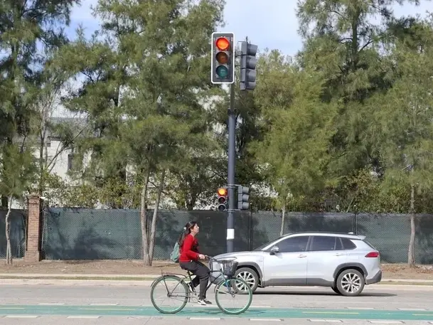 Instalaron nuevos semáforos en 11 intersecciones de avenida Jorge Newbery para mejorar la circulación en el noroeste - foto de la municipalidad.