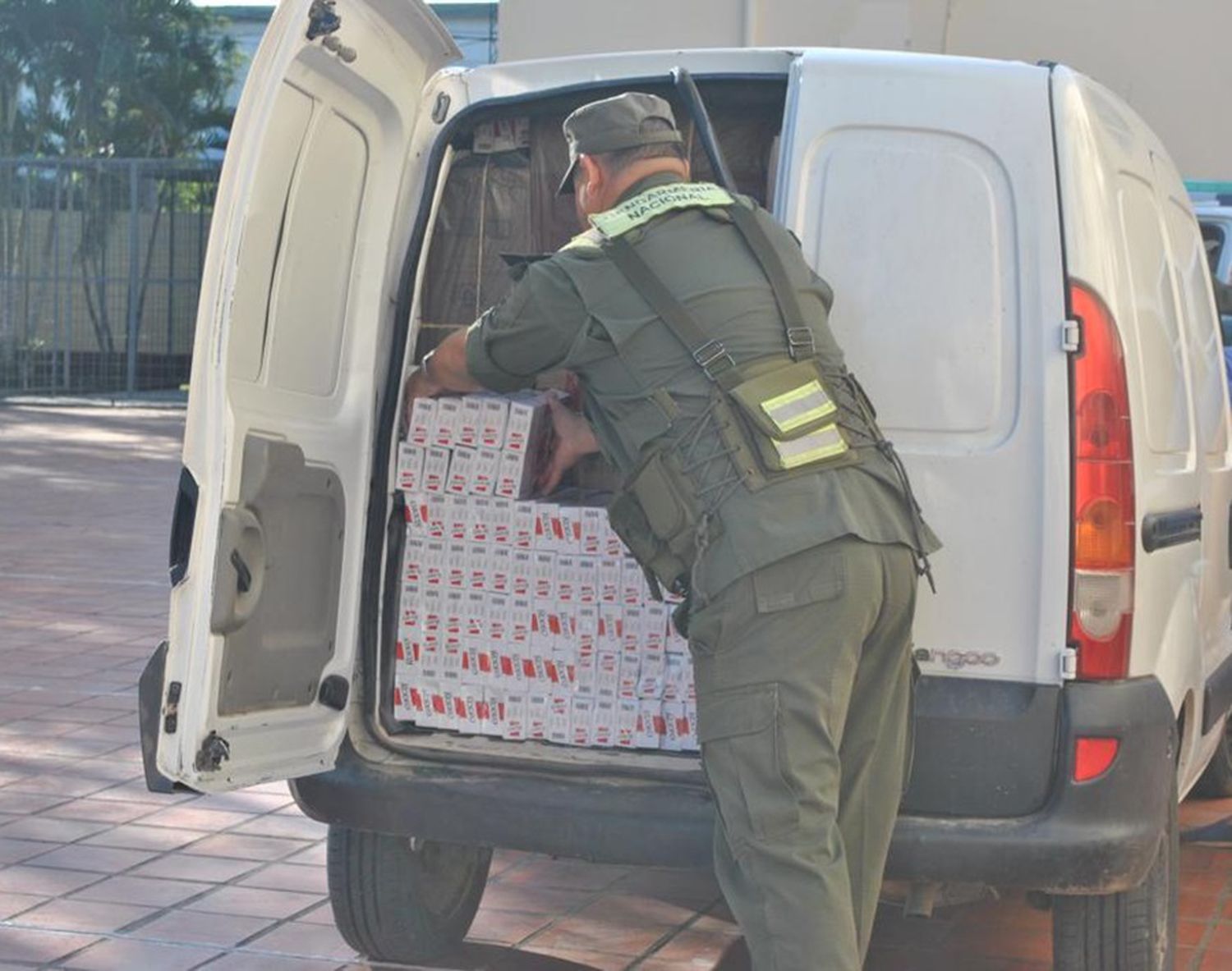 Conductor intentó fugarse con 27.000 atados de cigarrillos ocultos en su vehículo