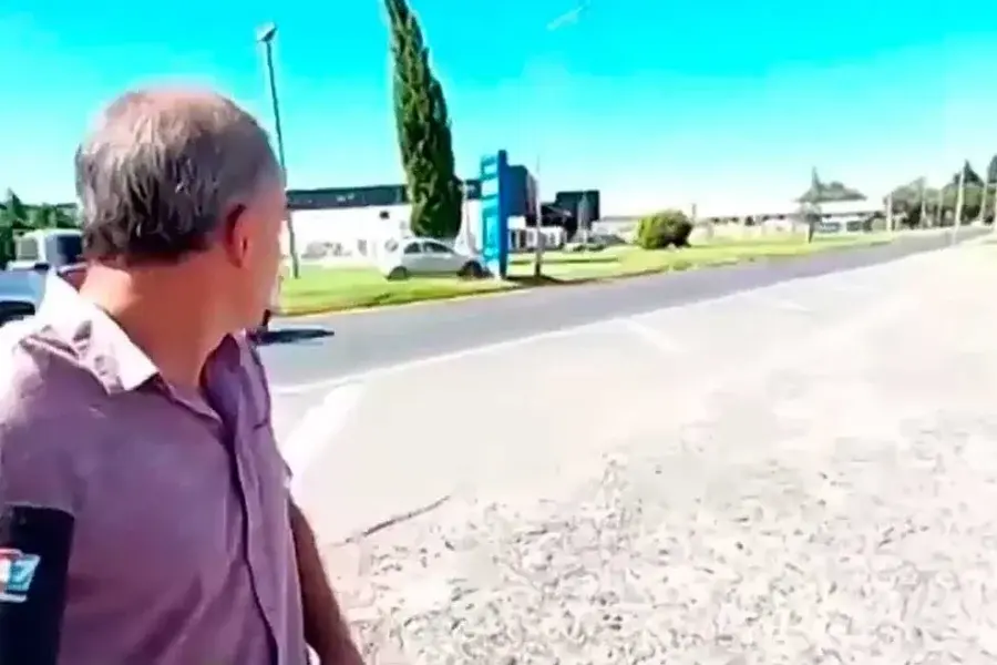 Insólito video: un funcionario inauguró un radar de velocidad y fue chocado en vivo