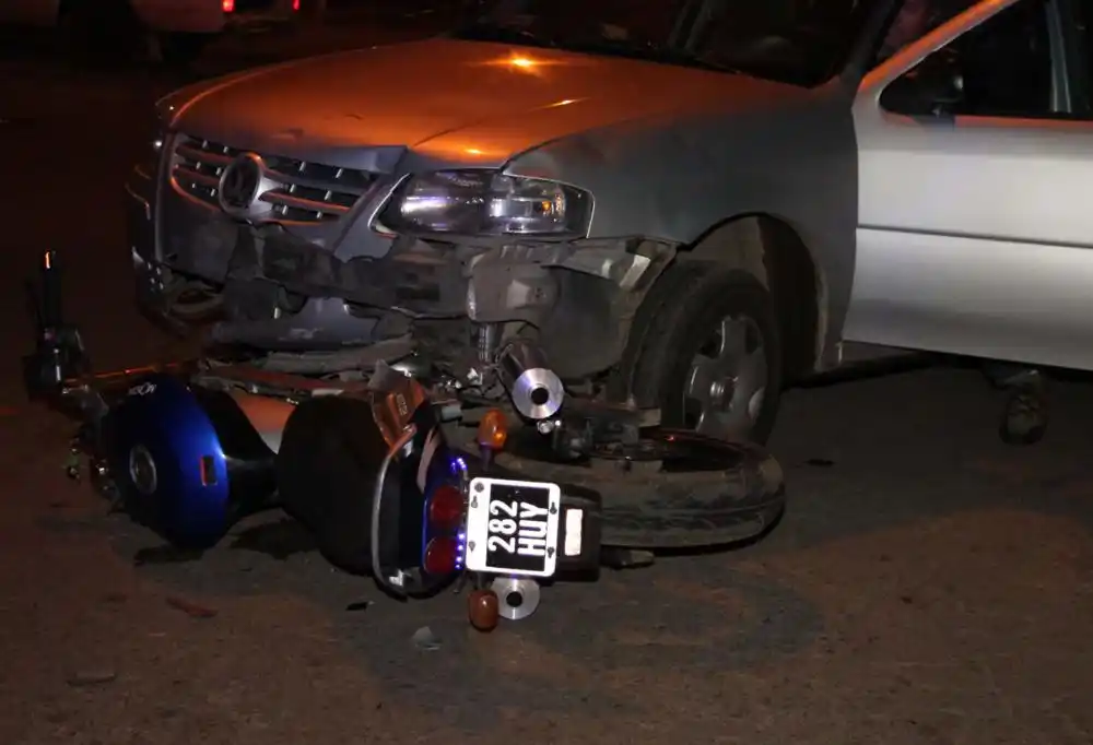 Choque entre un remís y una moto dejó a una persona con fractura