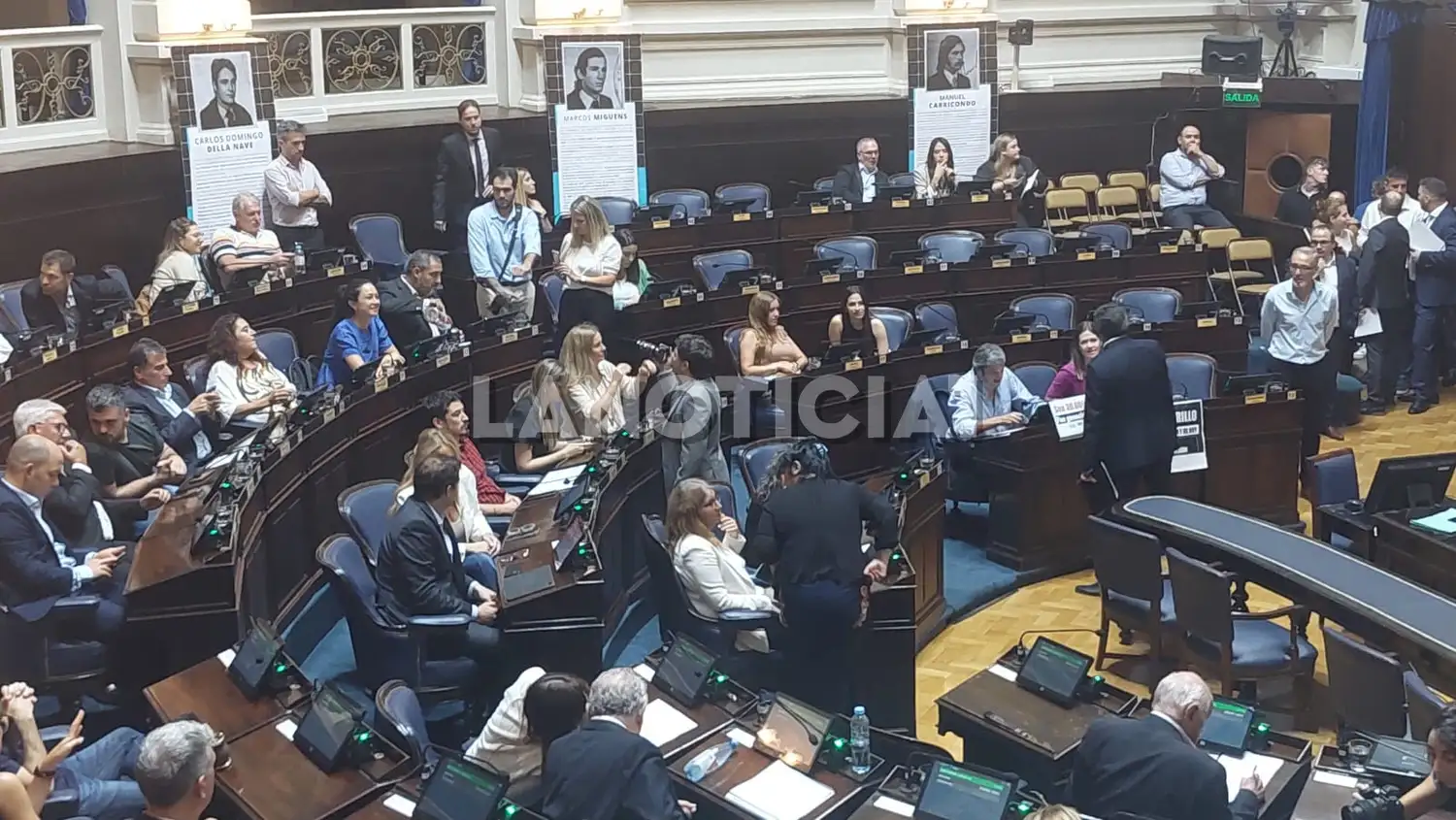 Susana González sentada entre los dos legisladores del FR, Rubén Eslaiman y Ayelén Rasquetti.